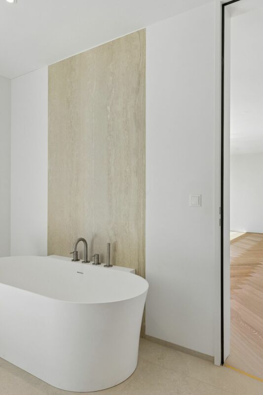 Modernes Bad mit freistehender Wanne