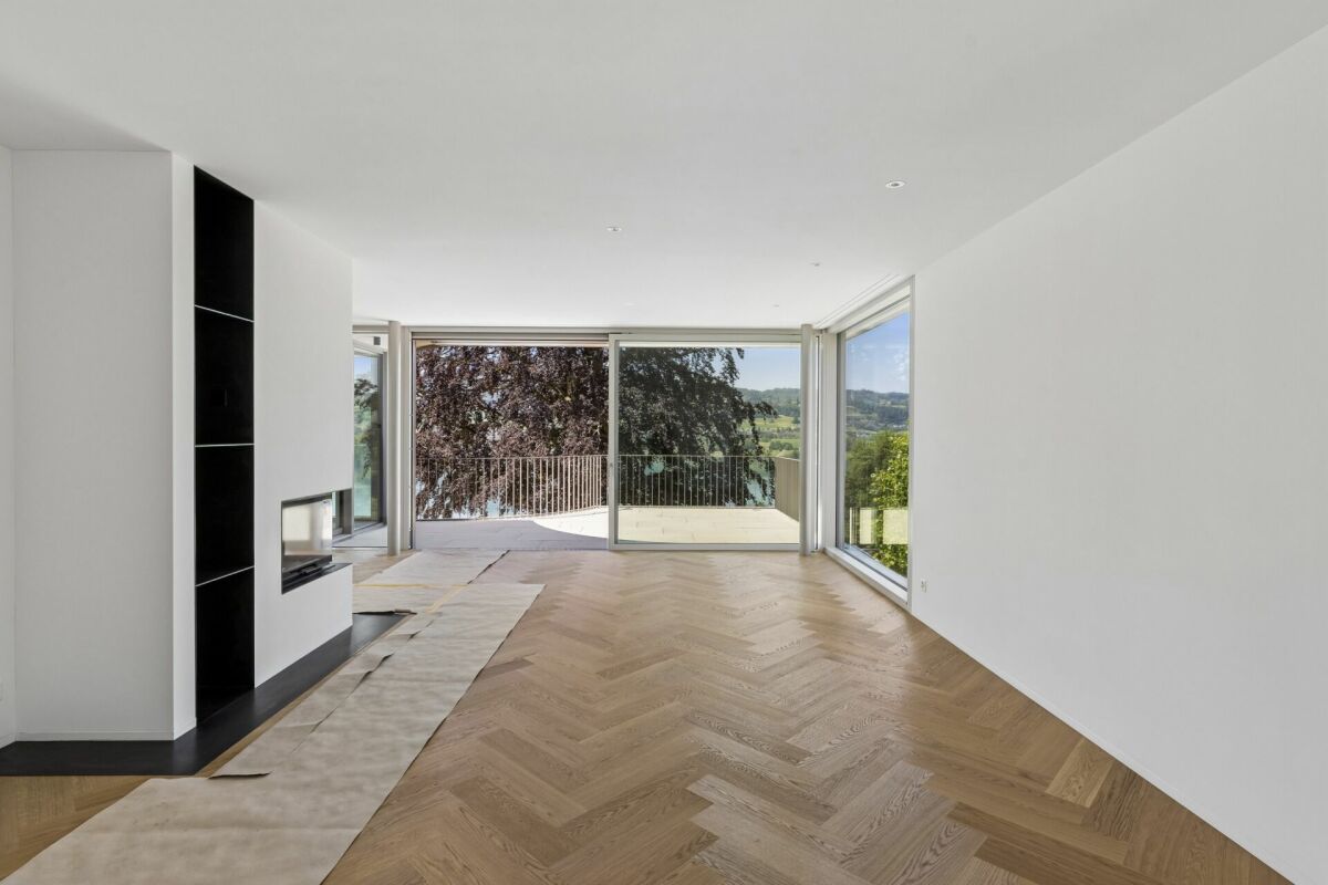 Großer heller Wohnraum mit Panoramablick
