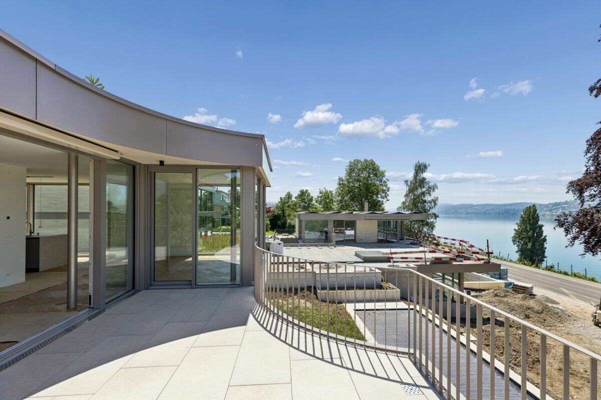 Moderne Terrasse mit Seeblick