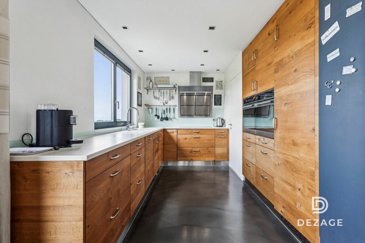 Moderne Küche mit Holzfronten