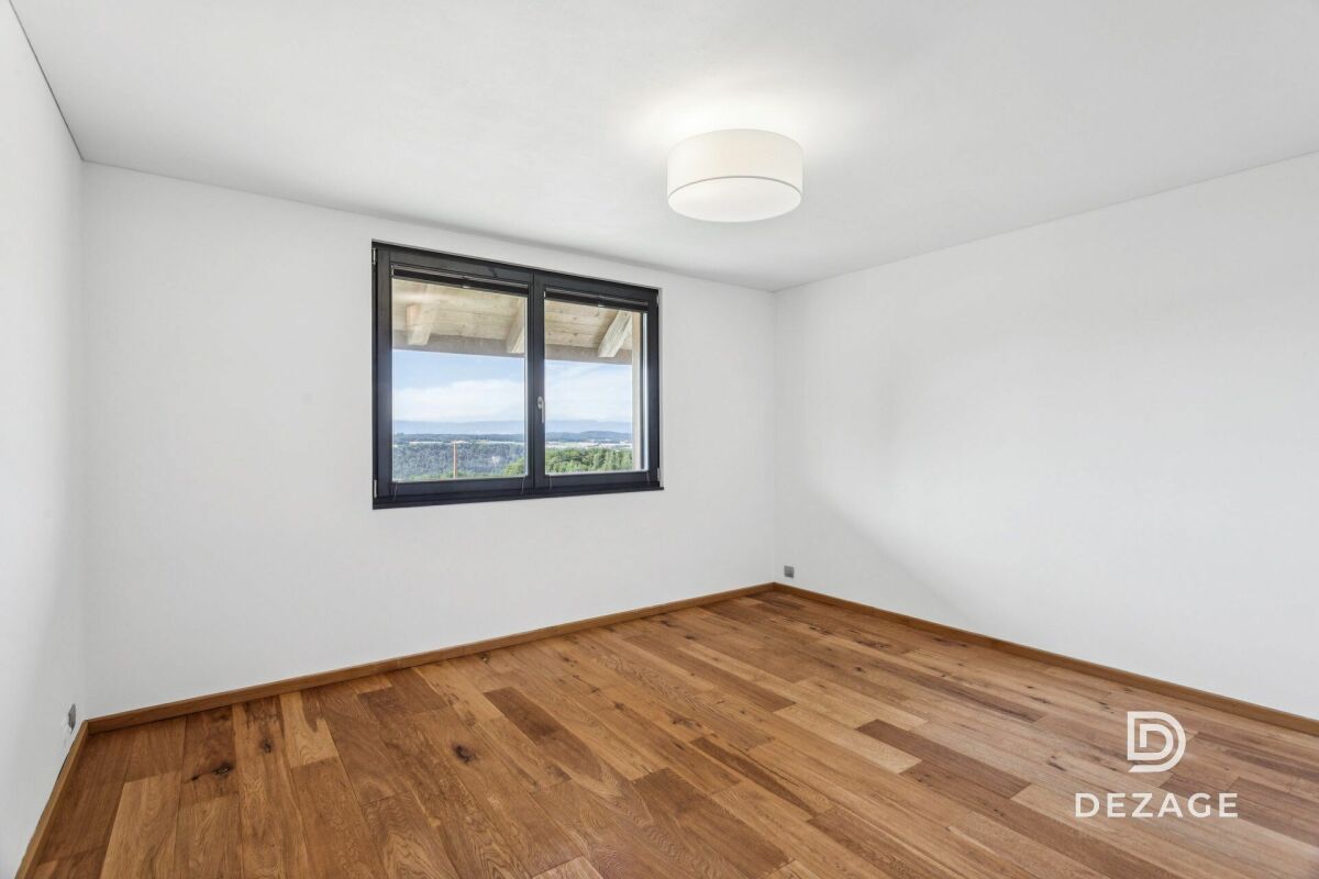 Leeres Zimmer mit Blick ins Grüne