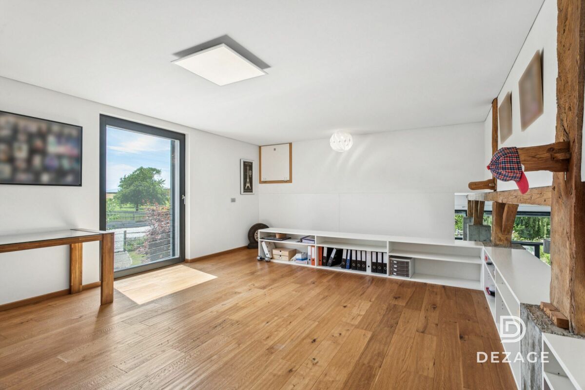 Helles Dachgeschosszimmer mit Holzboden