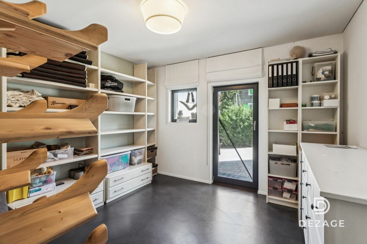 Ankleidezimmer mit Regalen und Schrankelementen