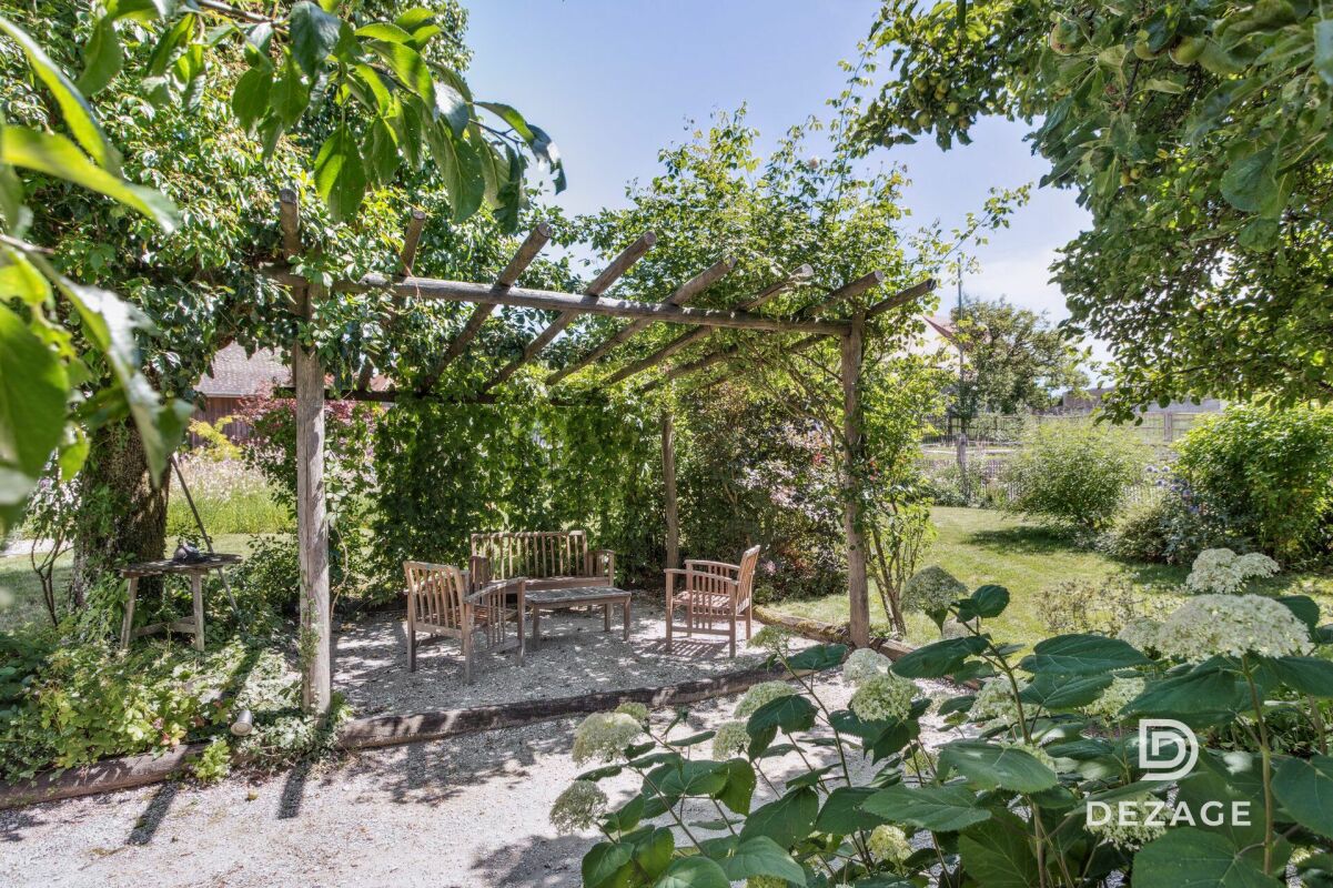 Gartenlaube mit Sitzbereich