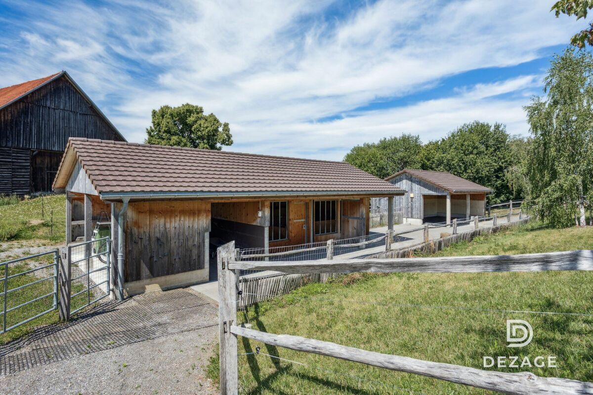Landwirtschaftliche Nebengebäude mit Holzfassade