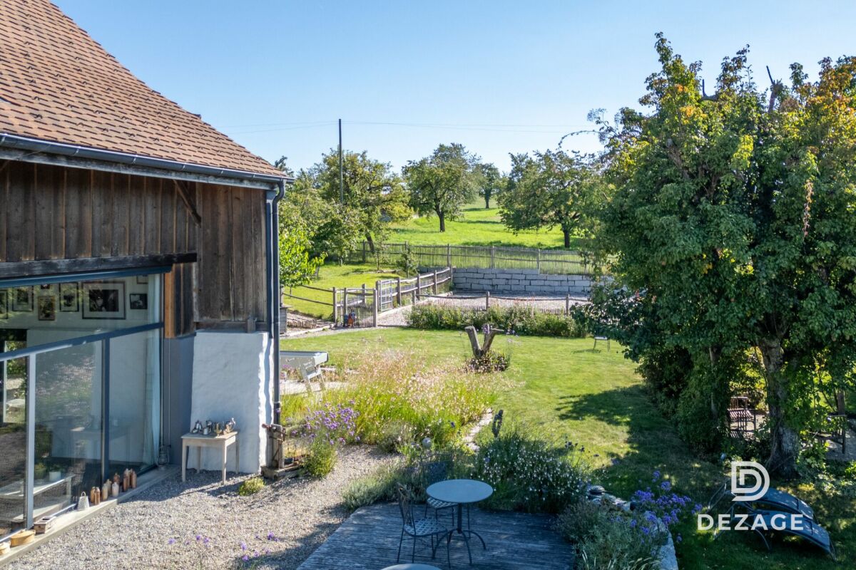 Ländliches Haus mit großem Garten