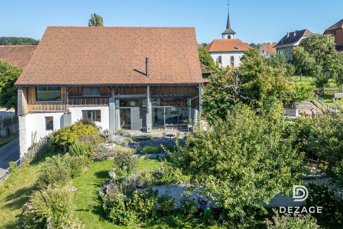 Ländliches Haus mit großem Garten