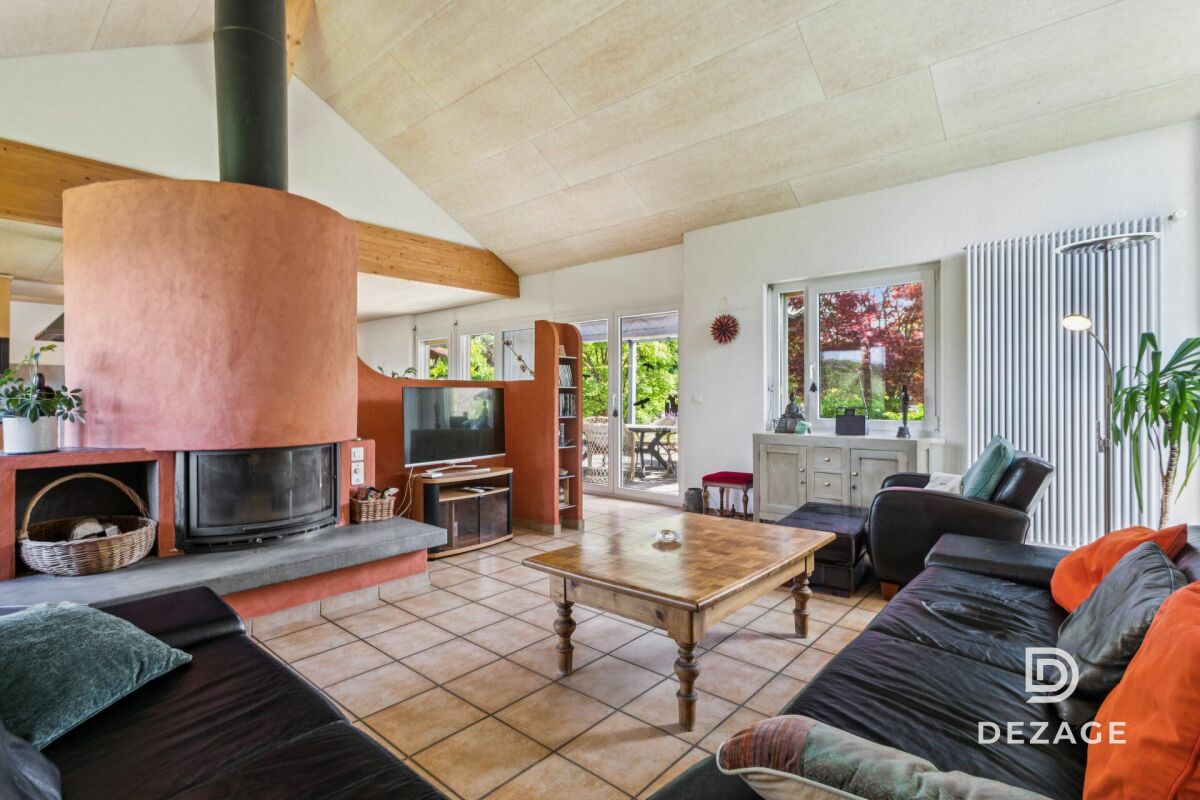 Wohnzimmer mit Kamin und Terrassenzugang