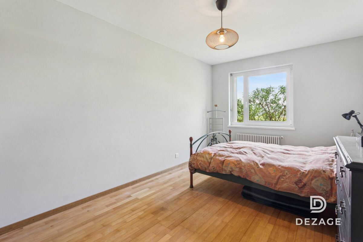 Helles Schlafzimmer mit Einzelbett
