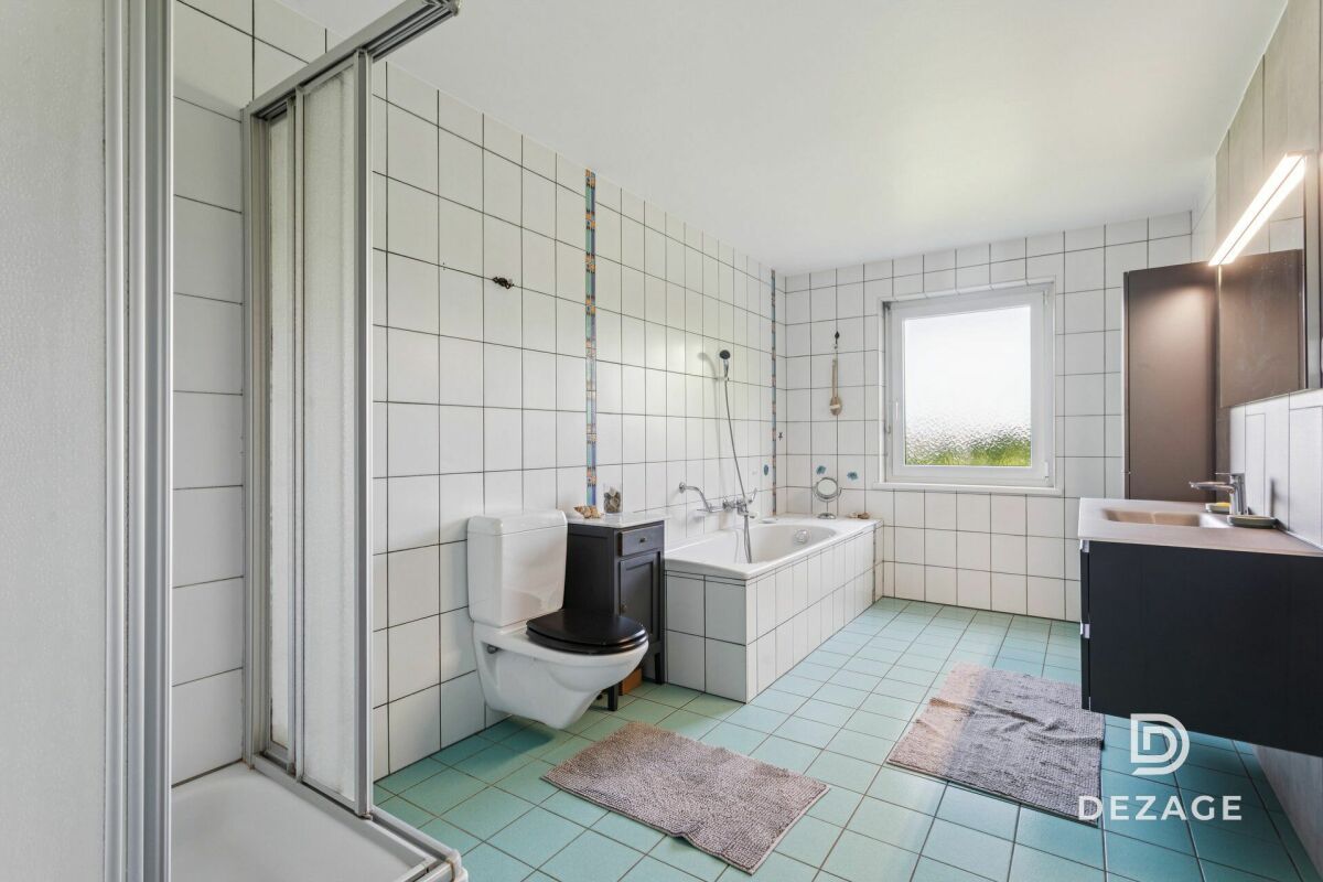 Modernes Badezimmer mit Badewanne und Dusche