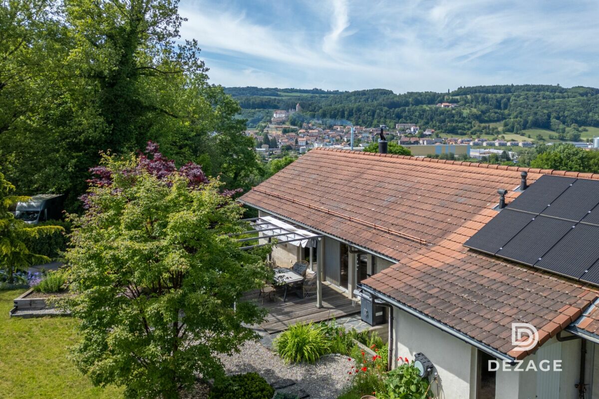 Haus mit Garten, Solaranlage und Panoramablick