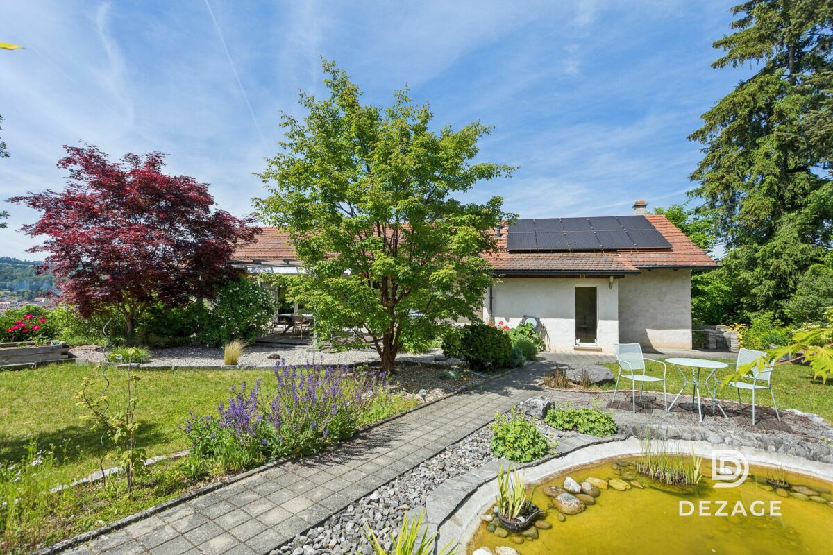 Außenansicht eines Hauses mit Garten