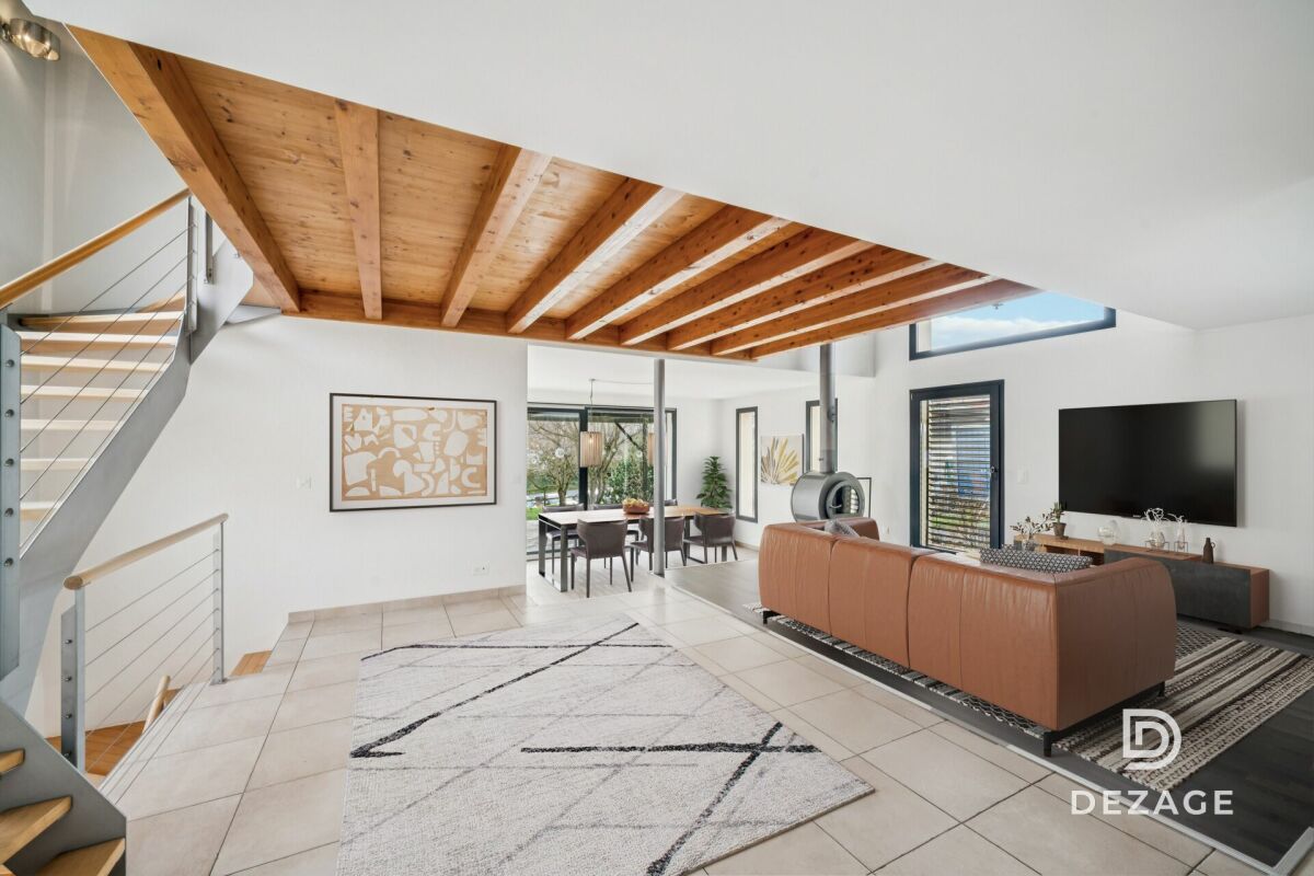 Offener Wohnbereich mit Galerie und sichtbarer Holzdecke