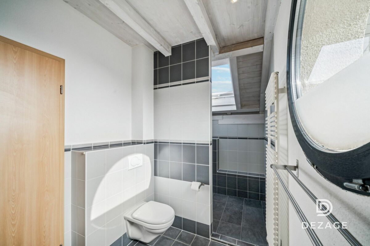 Modernes Dachgeschoss-Badezimmer mit WC