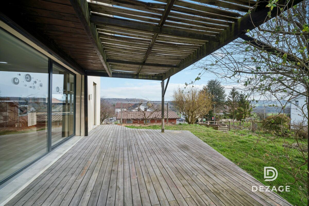 Überdachte Holzterrasse mit Blick ins Grüne