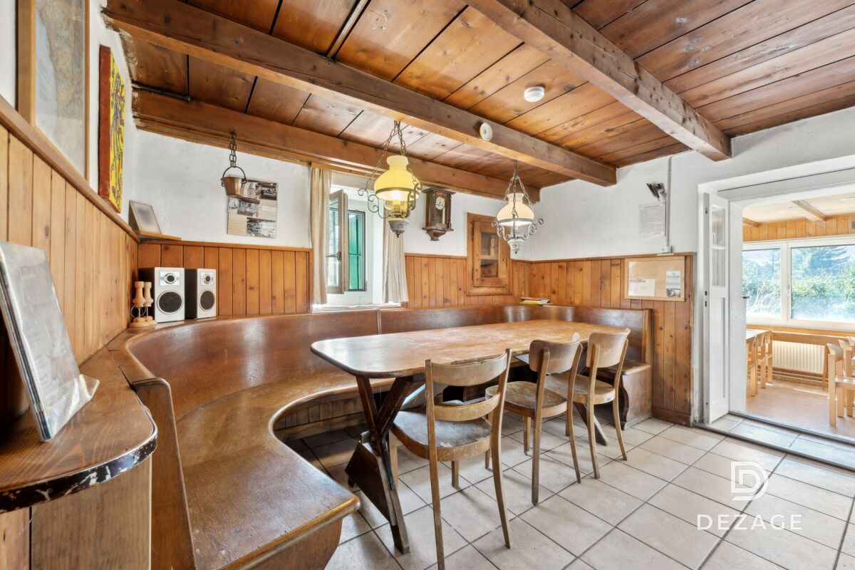 Rustikaler Essbereich mit Holzvertäfelung