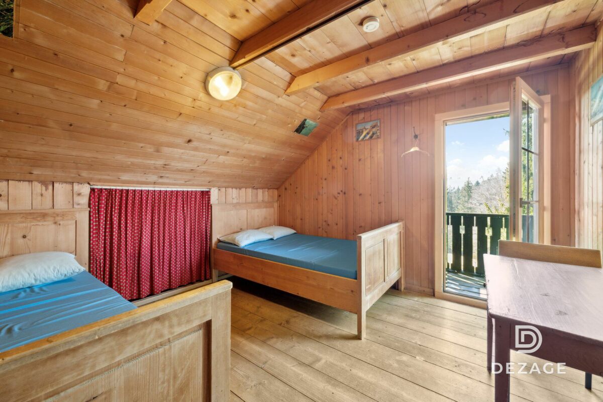 Gemütliches Holzschlafzimmer mit Balkonzugang