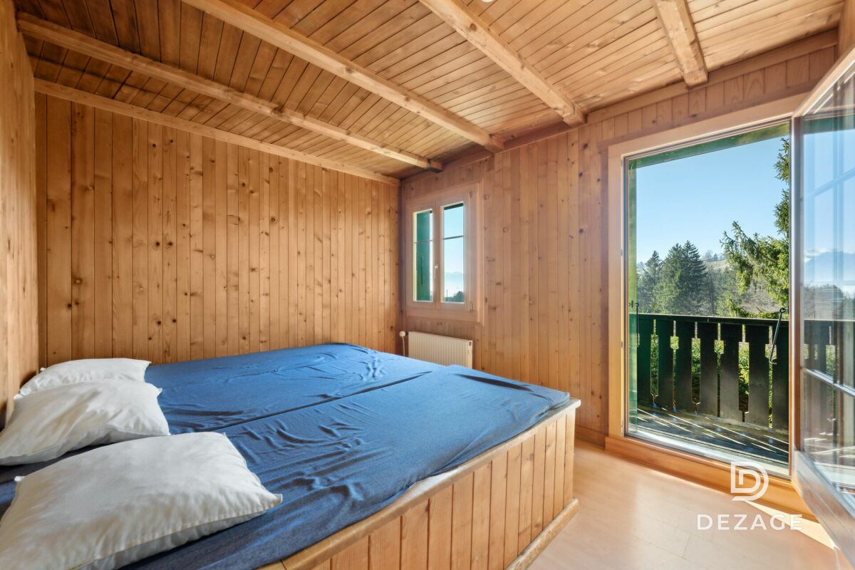 Holzverkleidetes Schlafzimmer mit Balkonblick