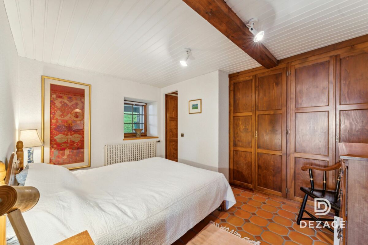 Rustikales Schlafzimmer mit Holzeinbauten