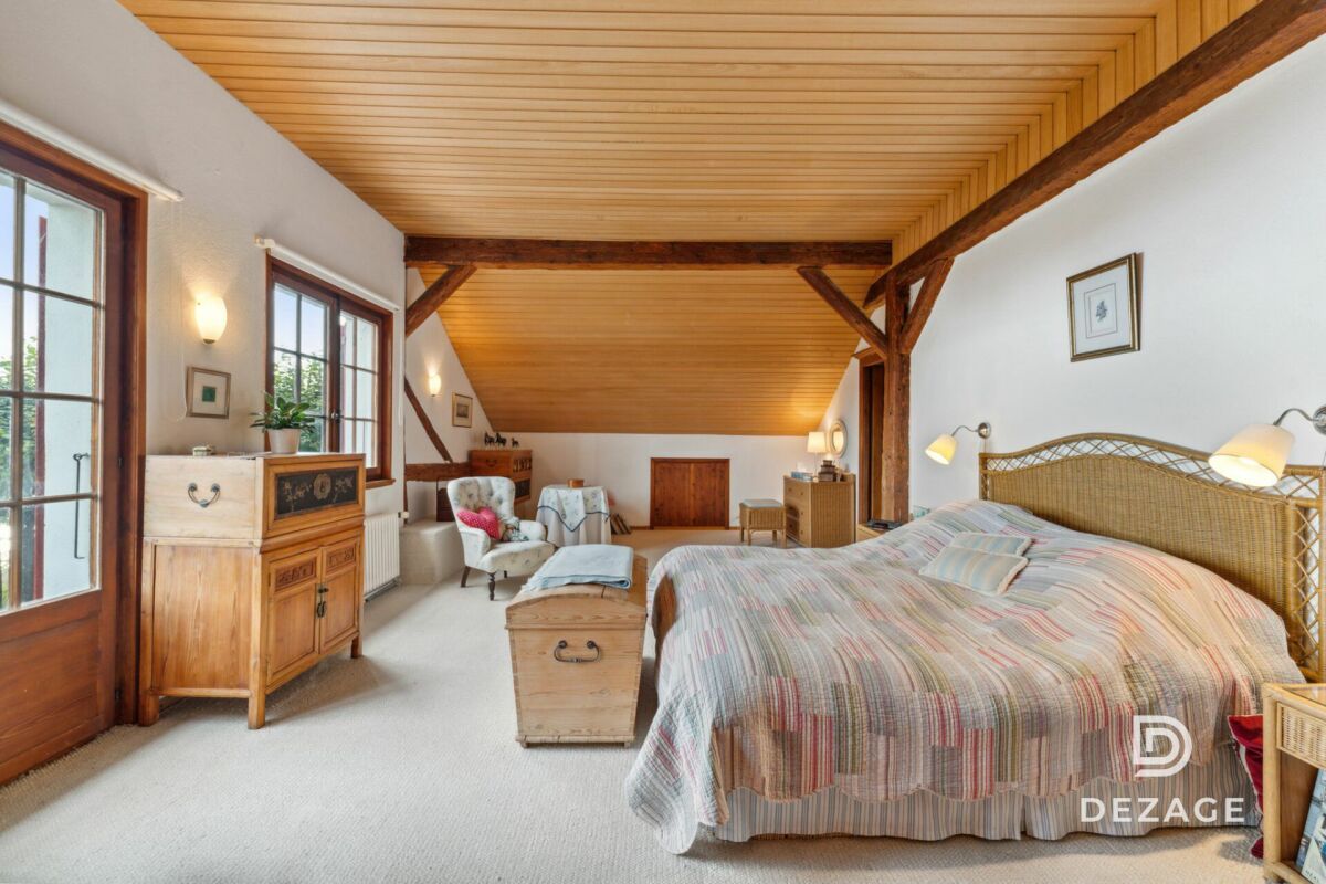 Helles Dachgeschoss-Schlafzimmer mit Holzbalken