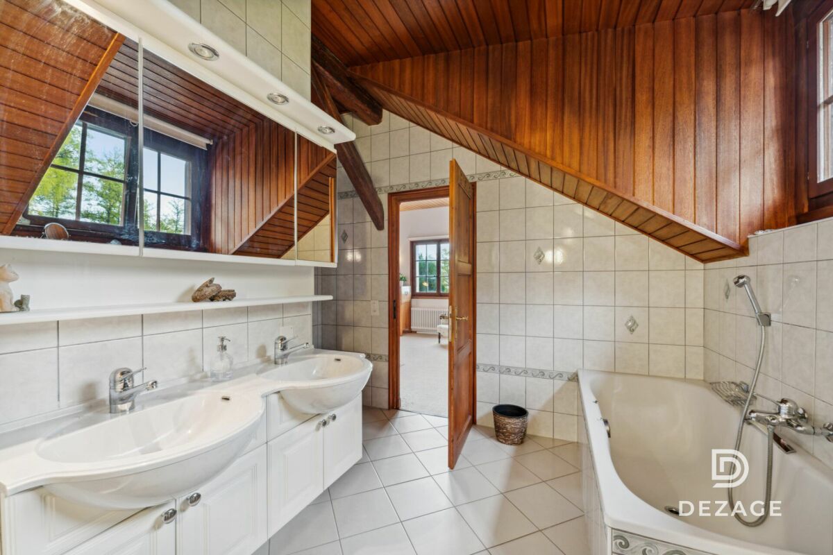 Badezimmer mit Holzdecke und Doppelwaschbecken