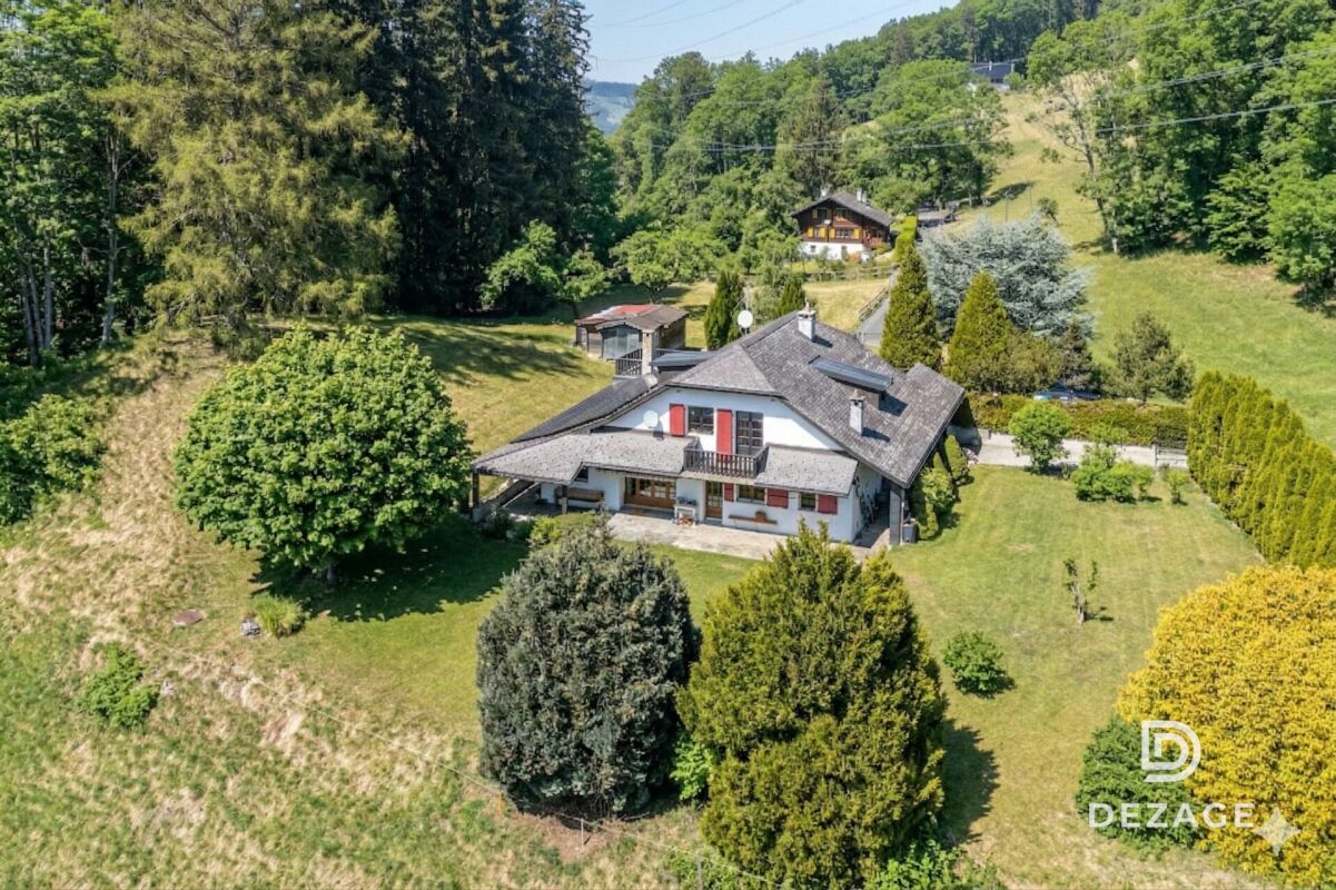 Luftaufnahme eines Landhauses im Grünen