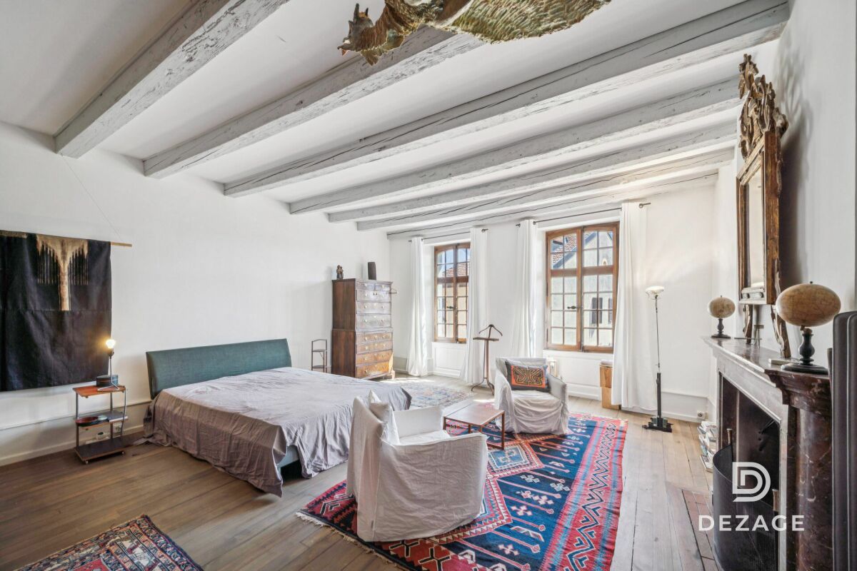 Helles Schlafzimmer mit historischen Balken