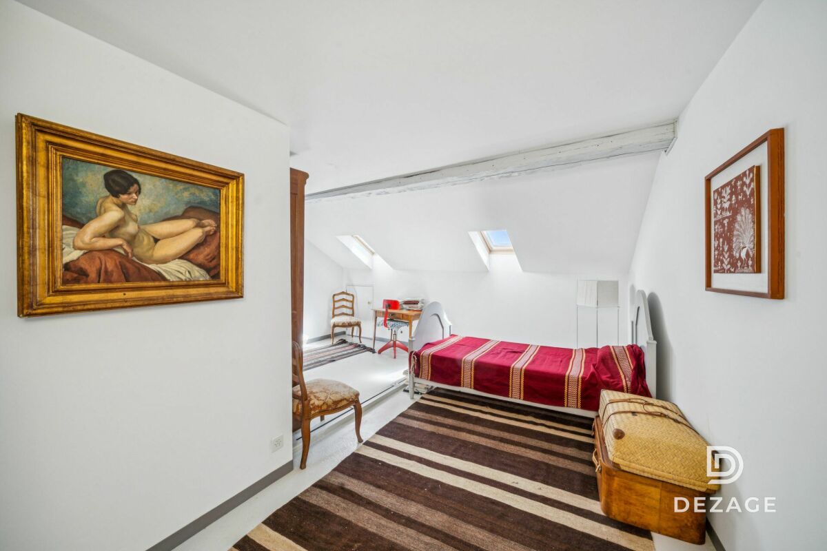 Dachgeschoss-Schlafzimmer mit Kunst und Einzelbett