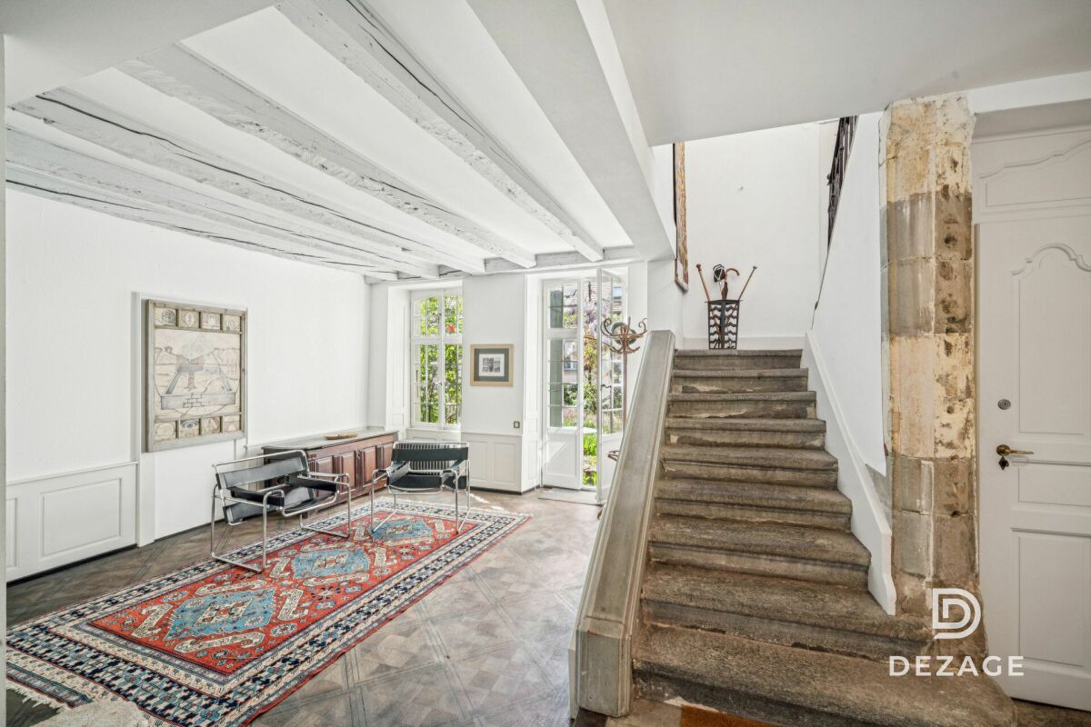 Historischer Eingangsbereich mit Treppe