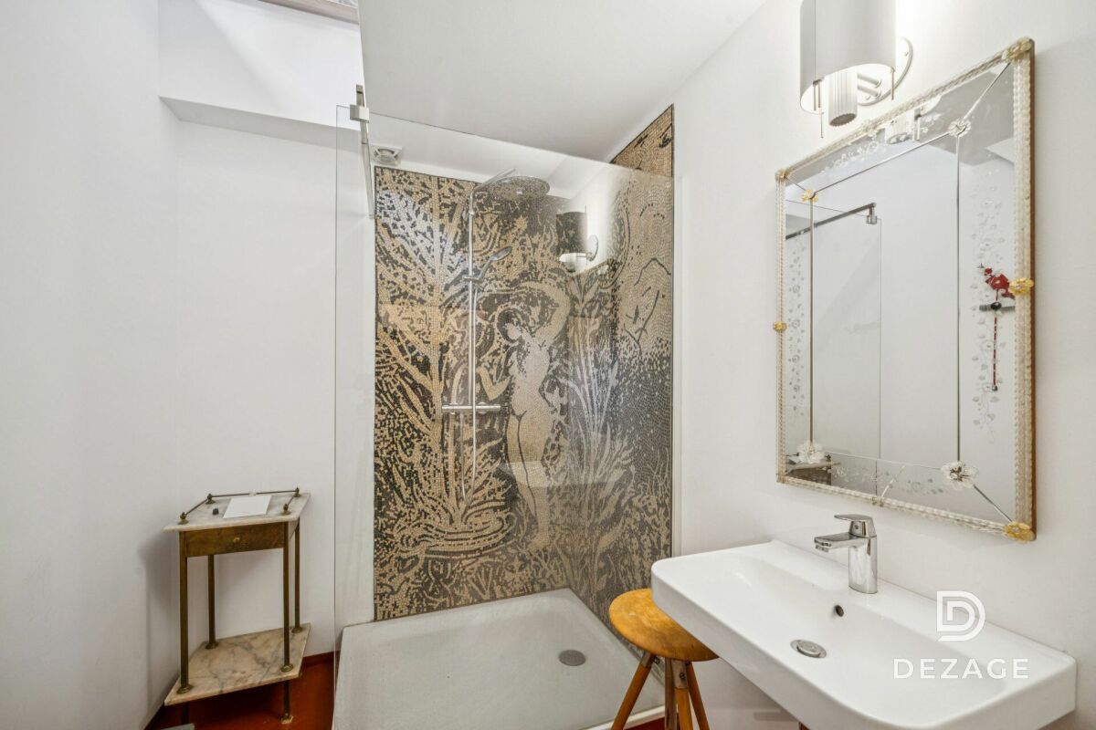 Modernes Badezimmer mit begehbarer Dusche und Spiegel