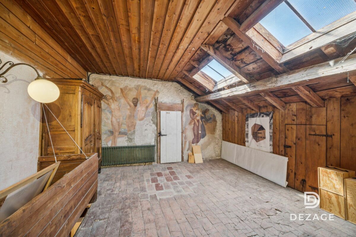 Rustikaler Dachraum mit Holzverkleidung