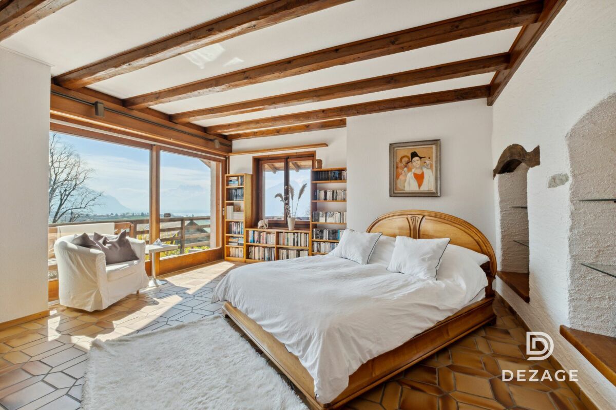 Schlafzimmer mit Bergblick und Holzbalkendecke