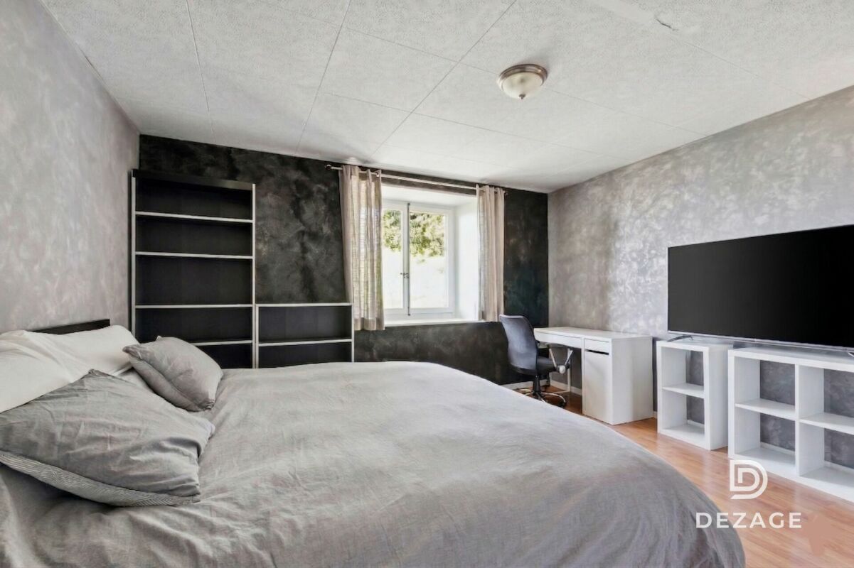 Schlafzimmer mit Arbeitsplatz und Fernseher