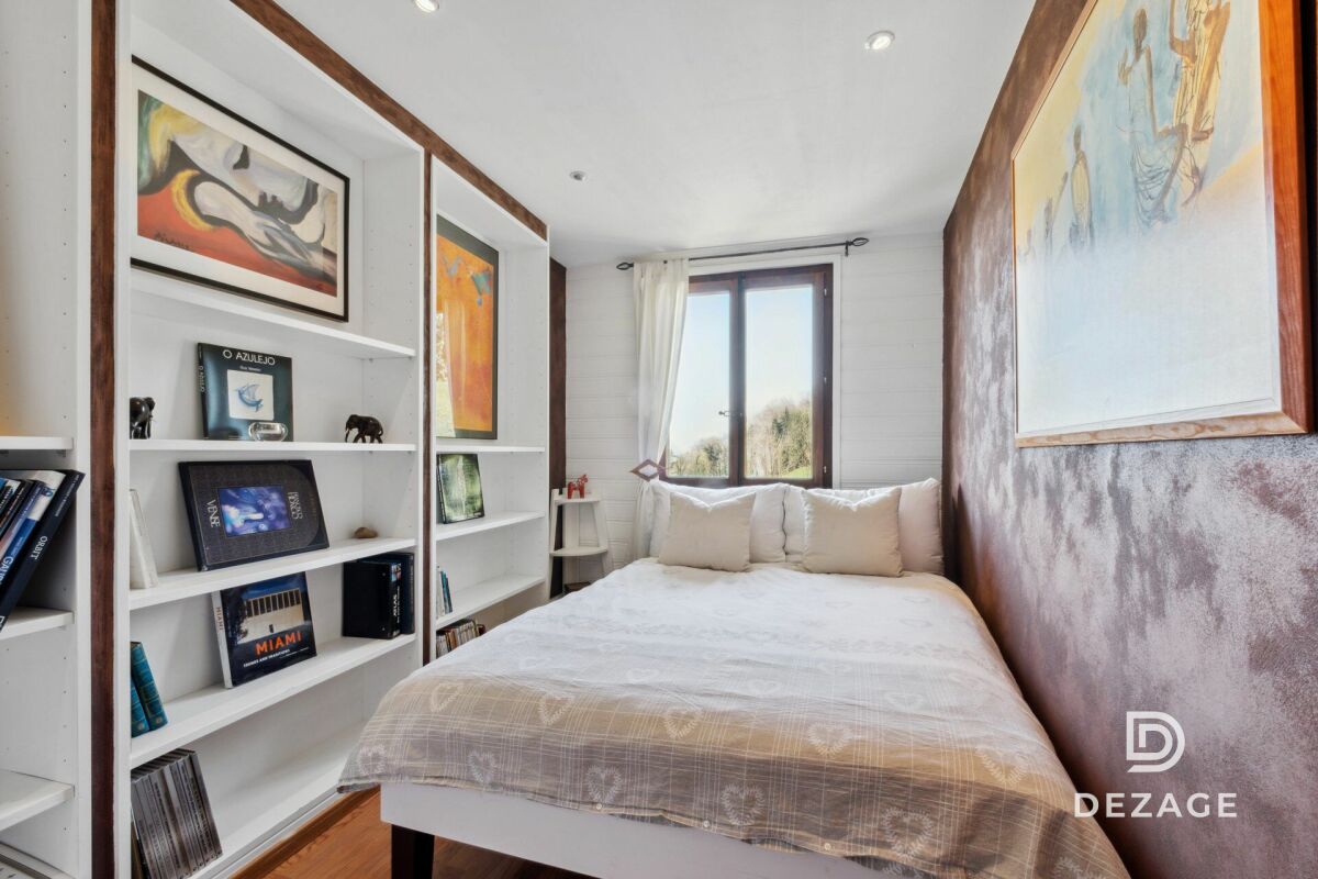 Kleines Schlafzimmer mit Bücherregal und Tageslicht