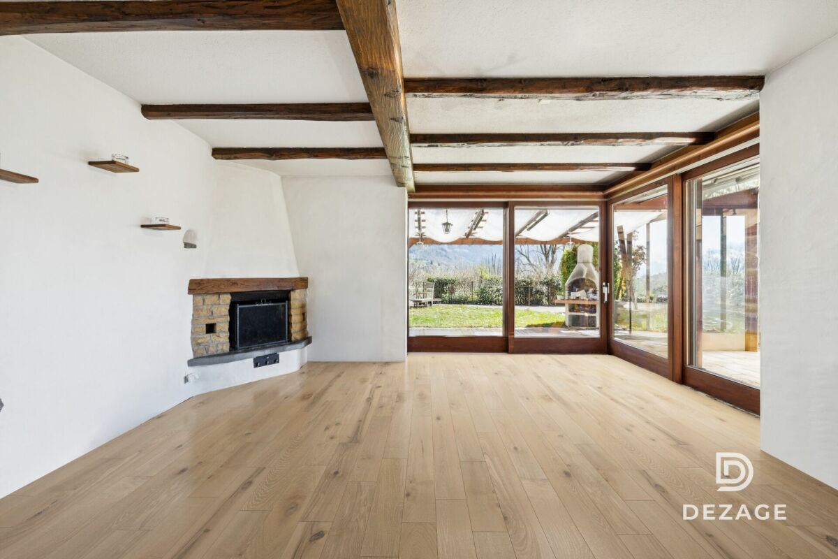 Wohnraum mit Holzbalkendecke und Kamin
