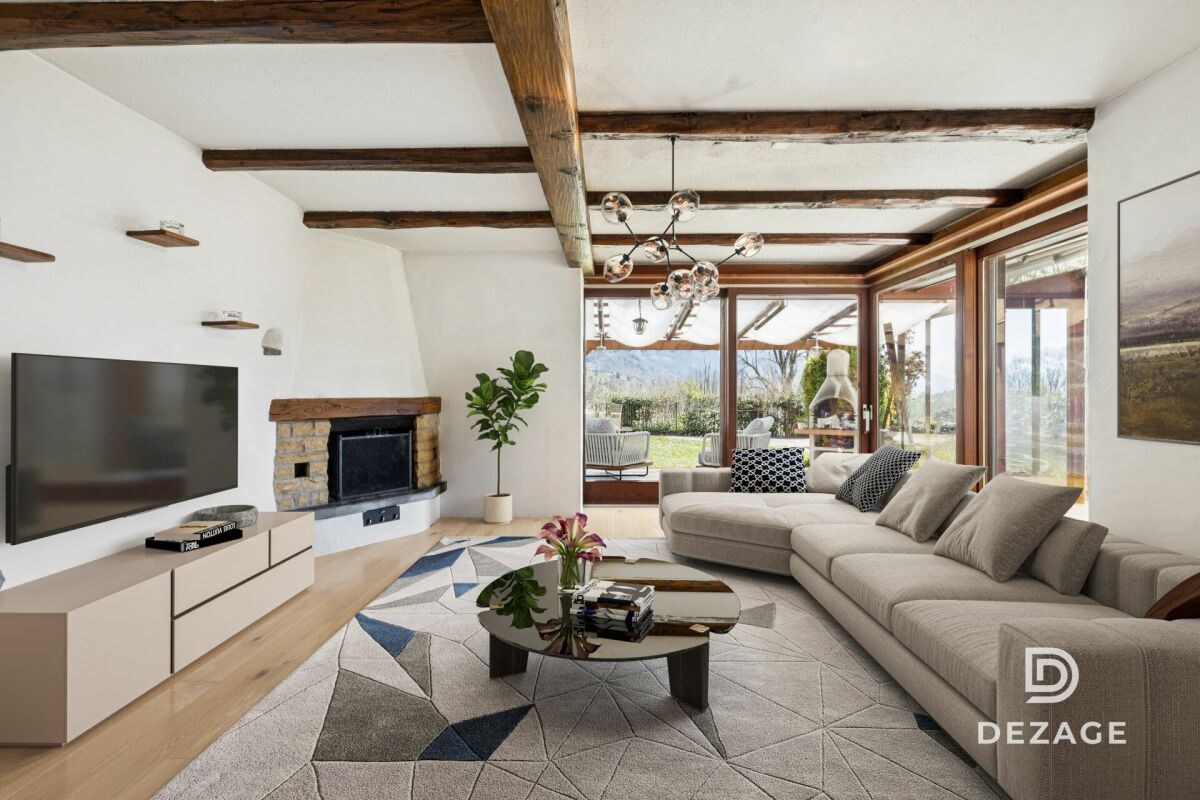 Helles Wohnzimmer mit Kamin und Panoramaverglasung