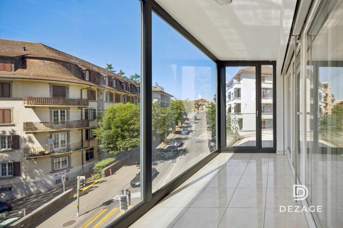 Verglaster Balkon mit Stadtblick