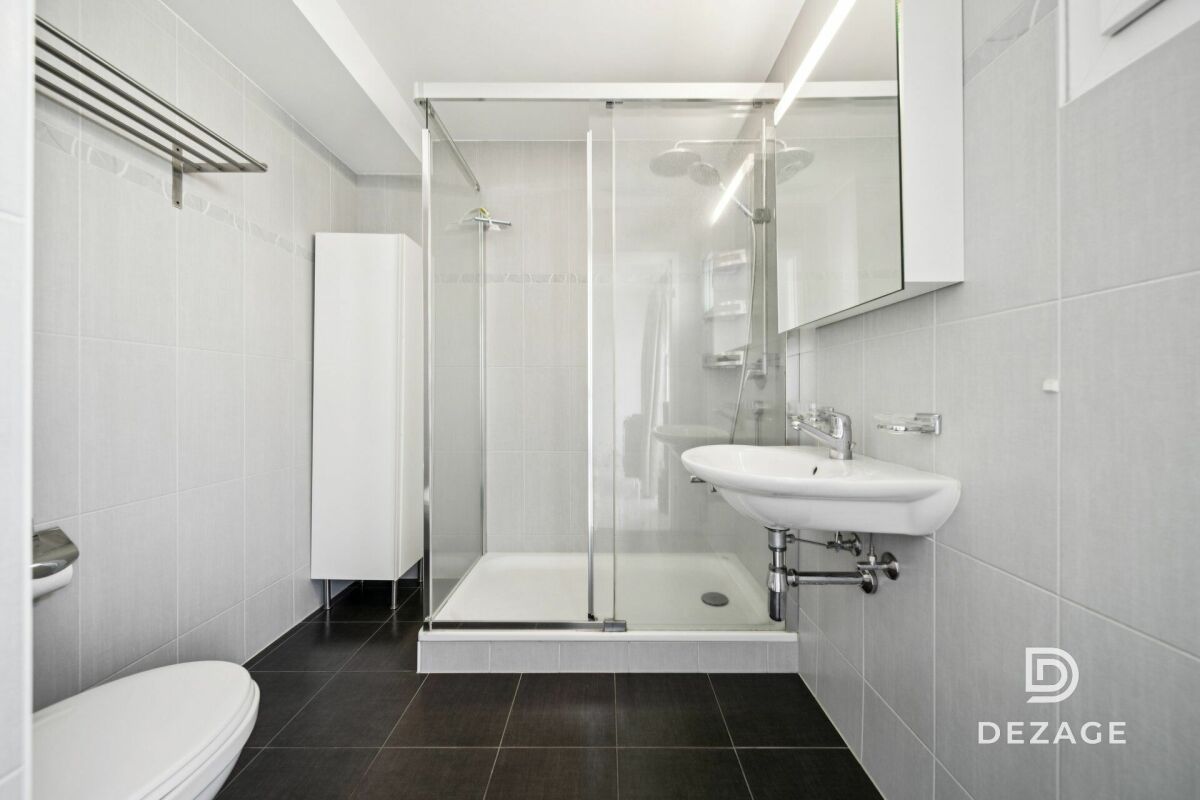 Modernes Badezimmer mit Dusche und Waschtisch
