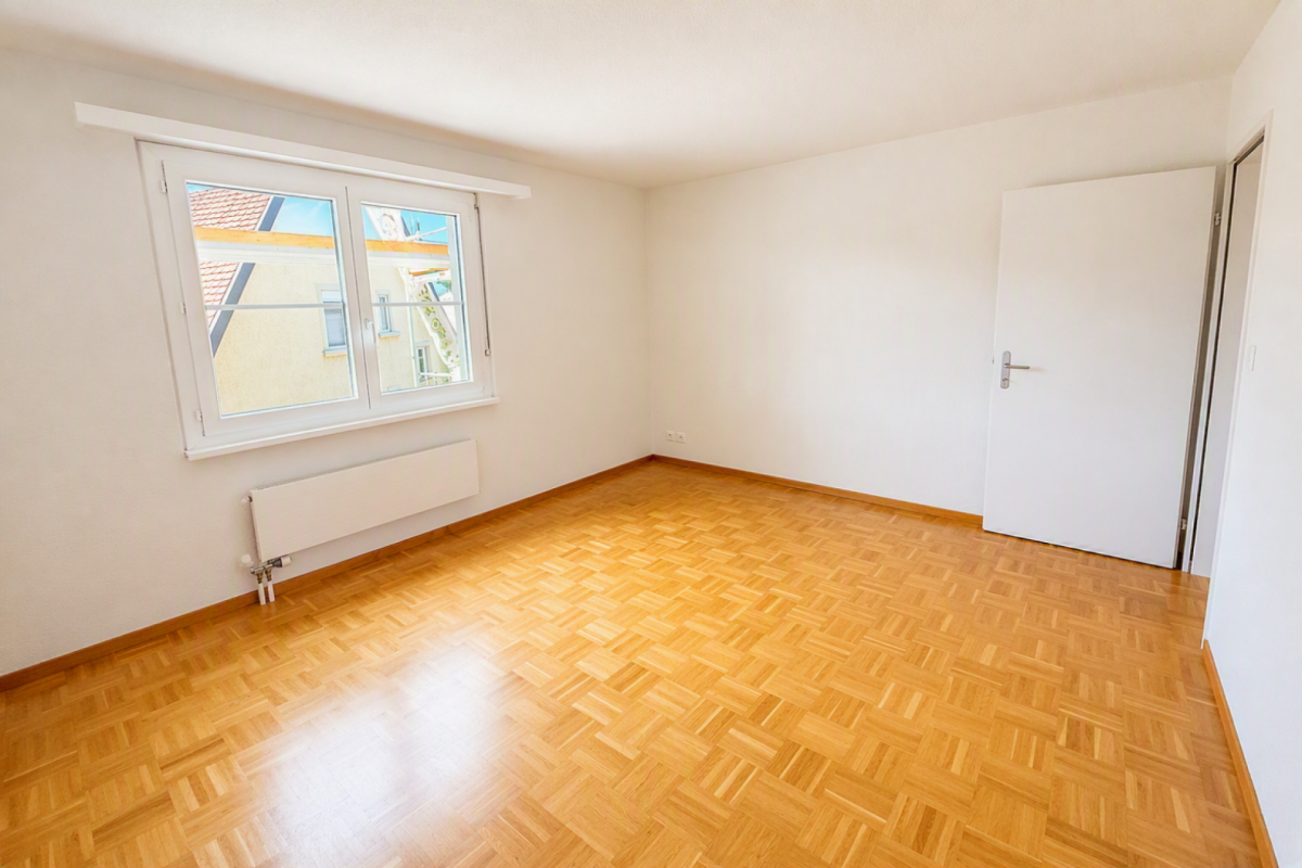 Leerer heller Raum mit Parkettboden