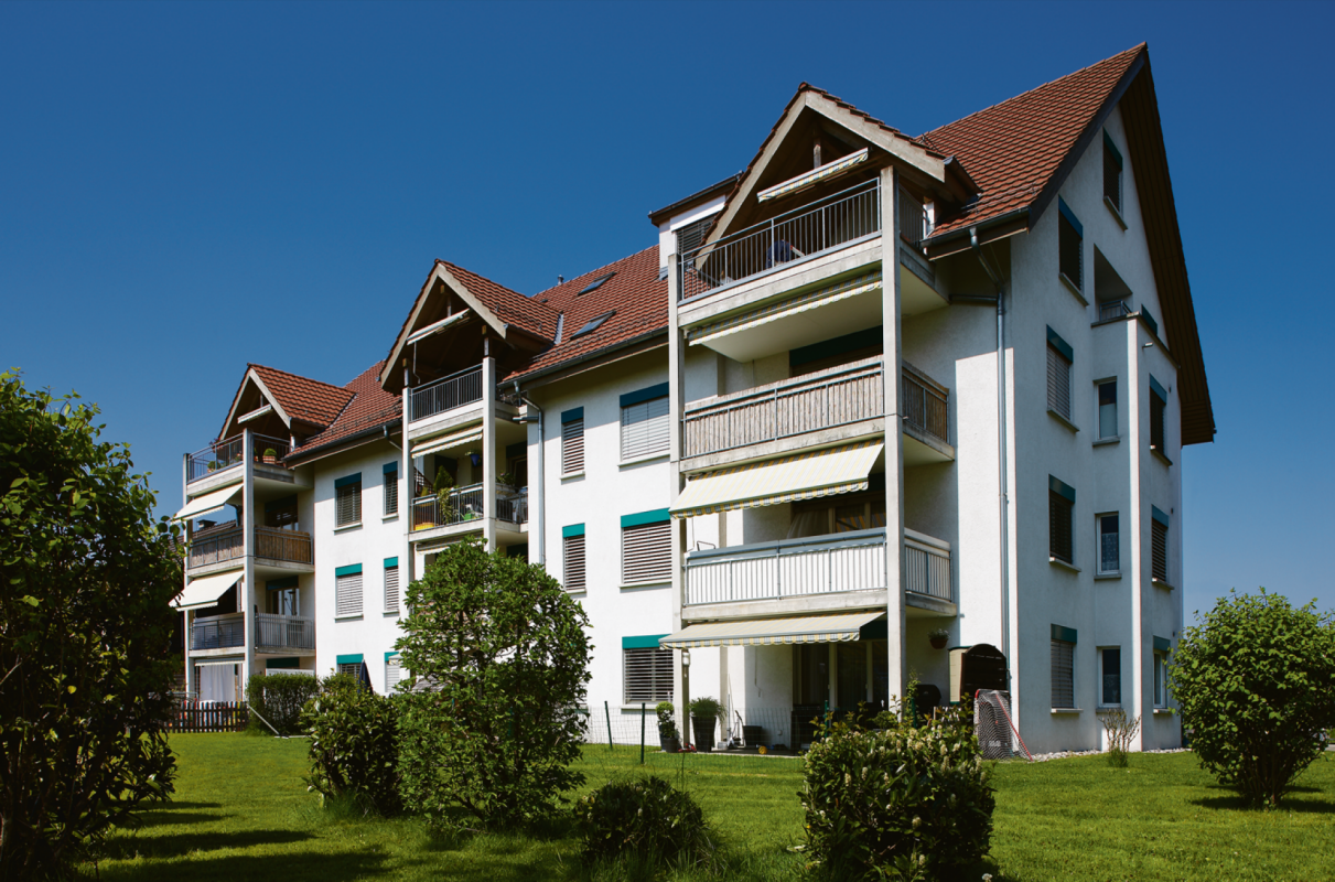 Wohnhaus mit Balkonen und Satteldach
