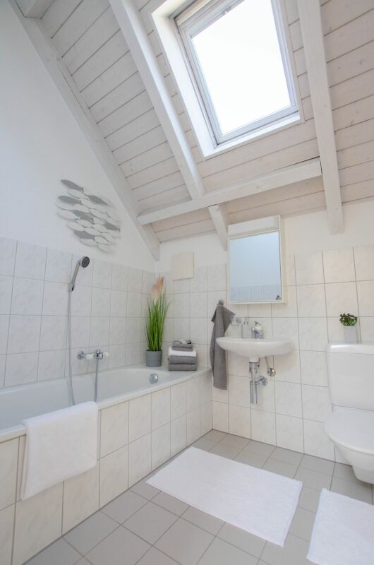 Helles Badezimmer mit Dachfenster