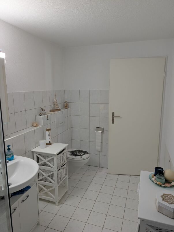 Helles kleines Badezimmer mit WC
