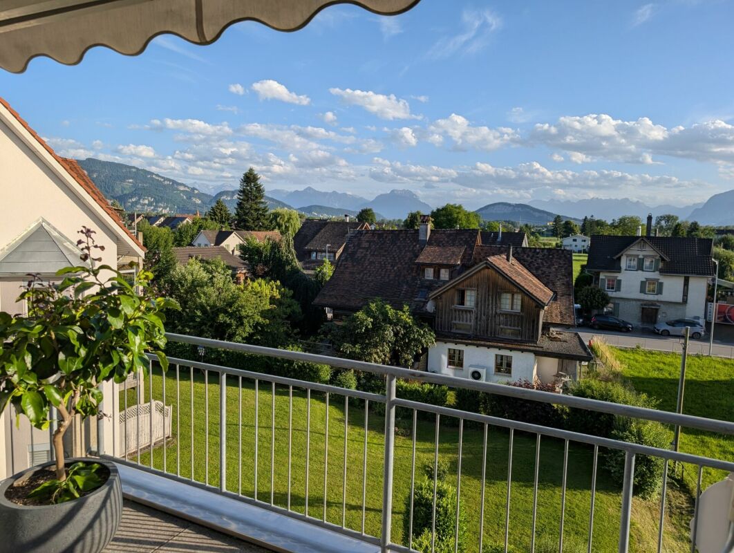 Balkonblick mit Bergpanorama