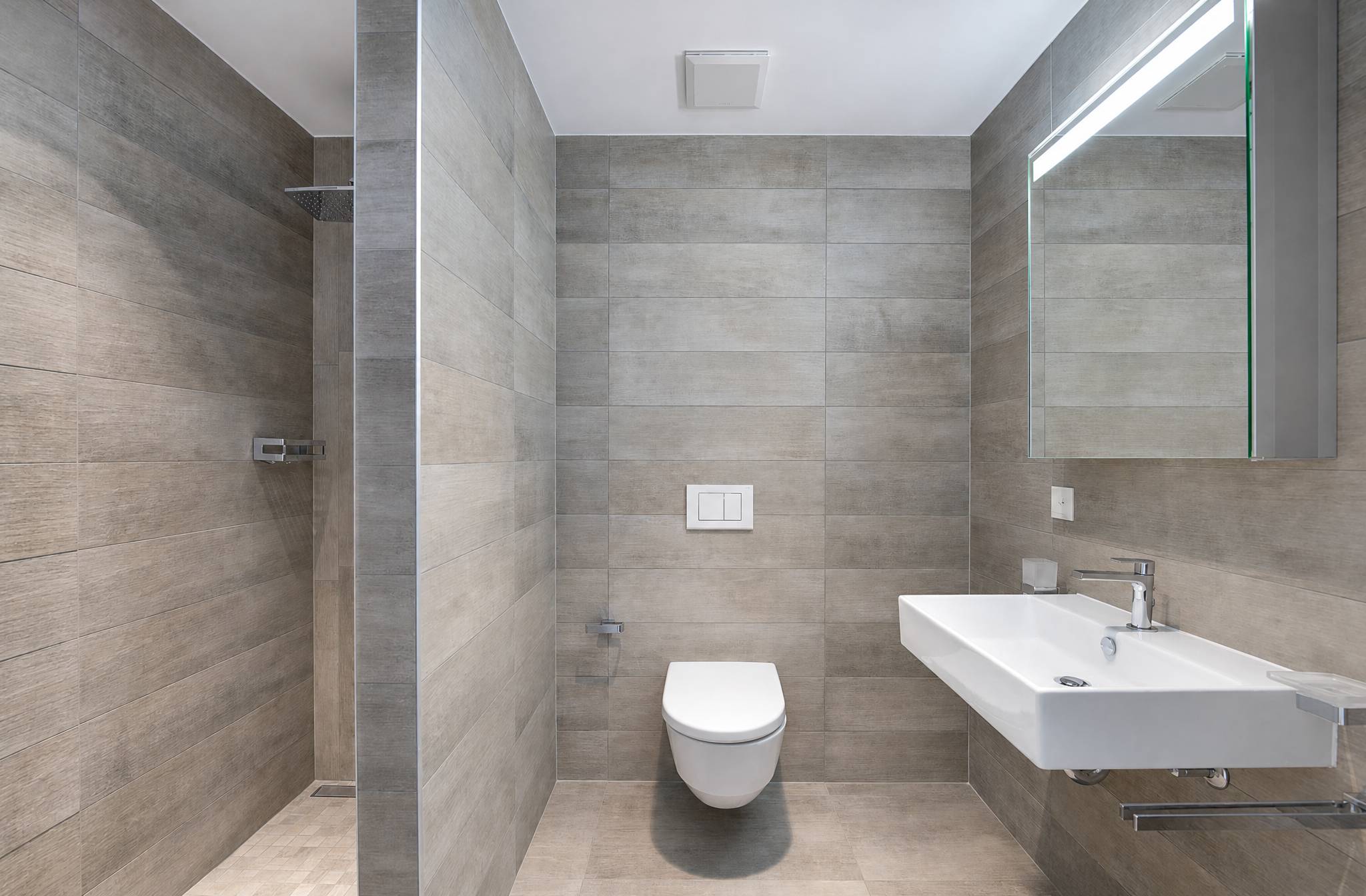 Modernes Badezimmer mit Dusche und WC