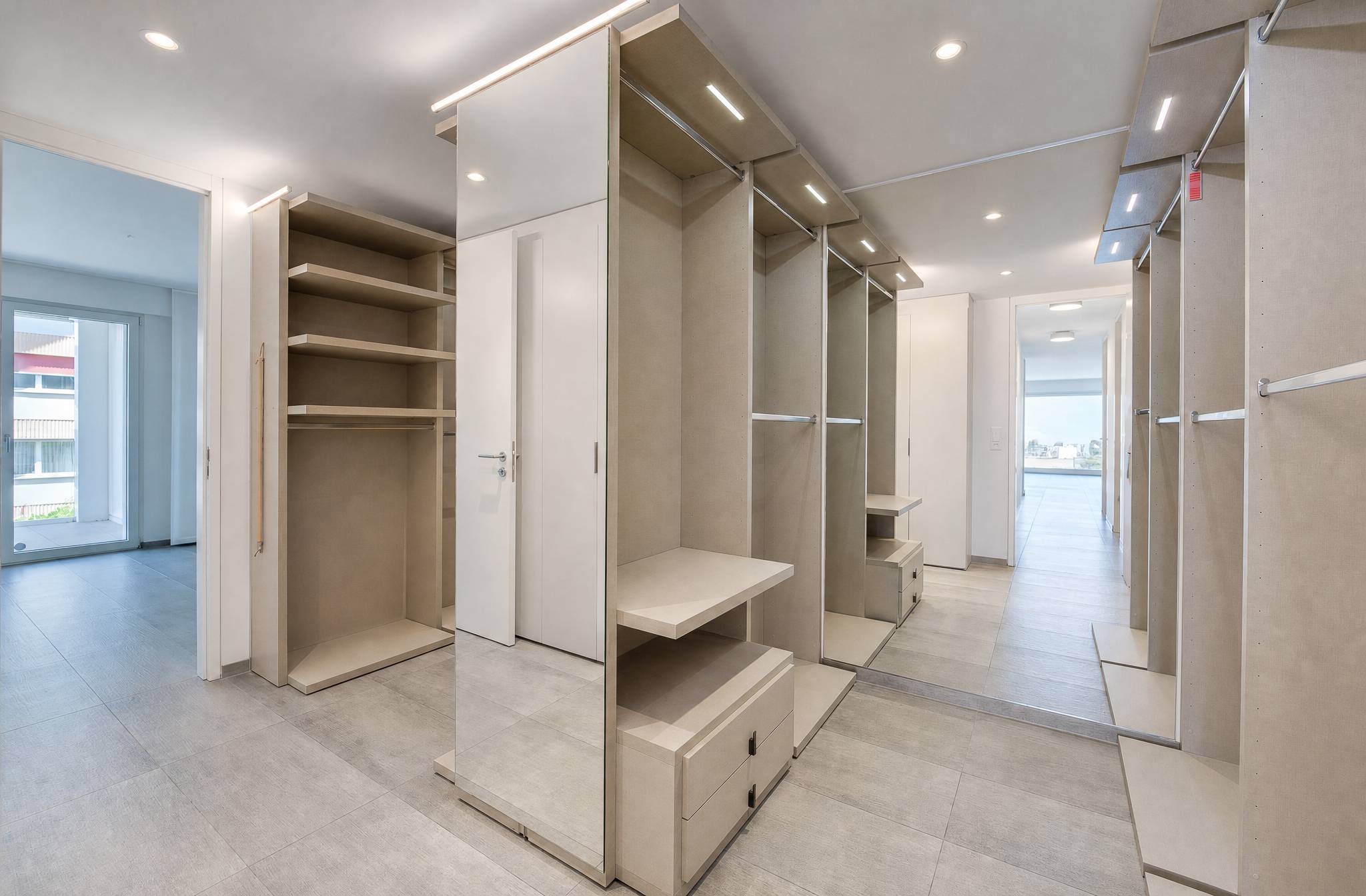 Begehbarer Kleiderschrank mit Spiegeln
