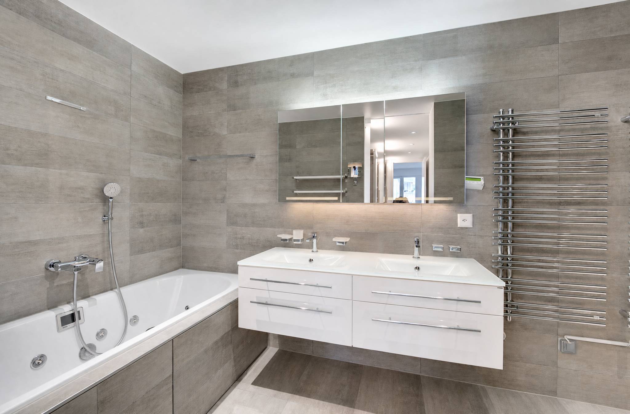 Modernes Badezimmer mit Wanne und Doppelwaschtisch