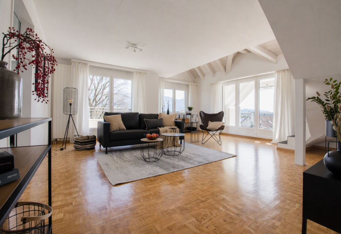 Helles Wohnzimmer mit großer Fensterfront