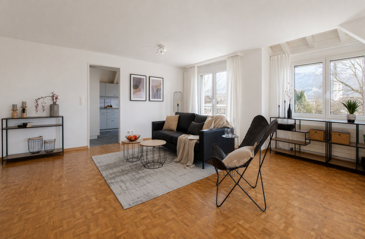 Heller Wohnraum mit Sofa und Fensterfront