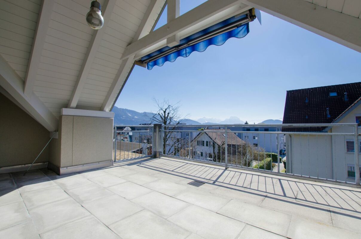 Überdachte Dachterrasse mit Bergblick
