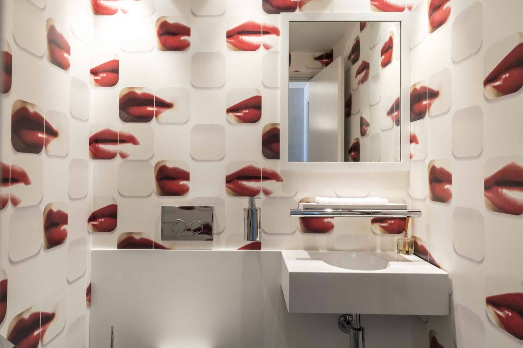 Modernes Gäste-WC mit auffälliger Lippen-Tapete